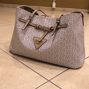 White guess hand bag